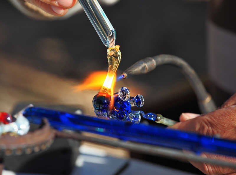 正在进行创作的艺术家