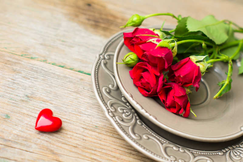 红玫瑰与爱心