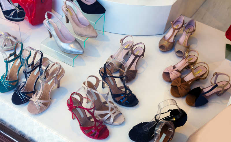 摆放整齐的女鞋