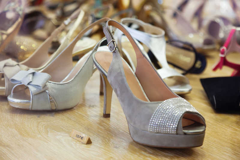 时尚的高跟鞋