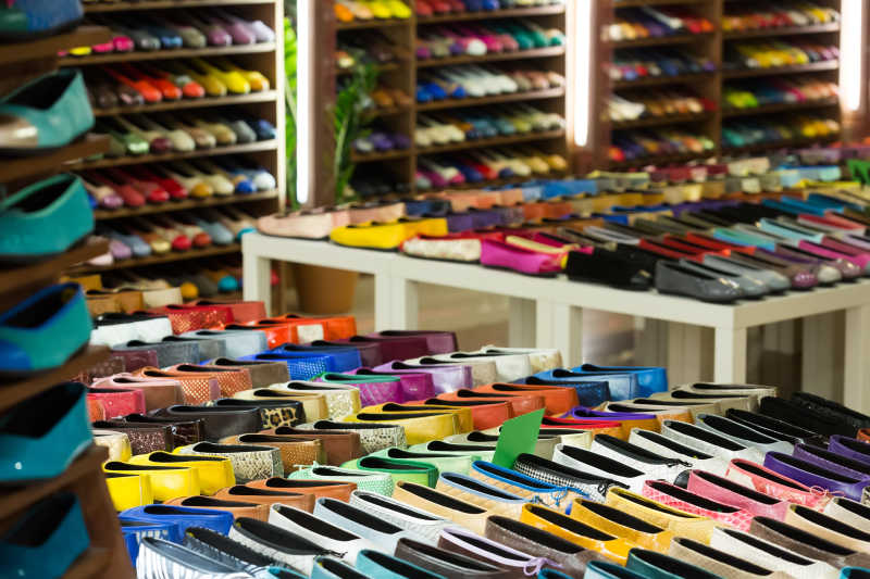 摆满了整个房间的鞋子