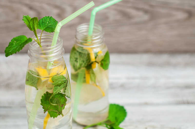 新鲜的柠檬水和吸管