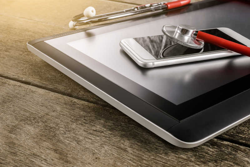 用听诊器诊断的数字平板电脑和智能手机