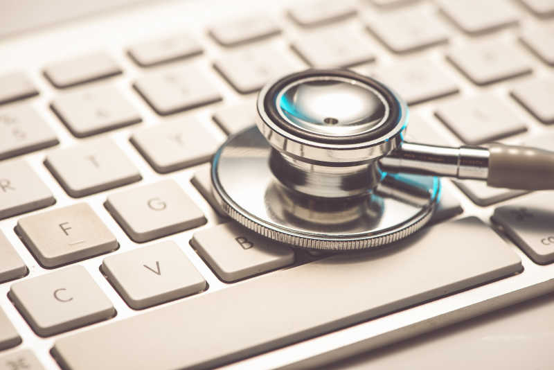 电脑键盘上放着听诊工具