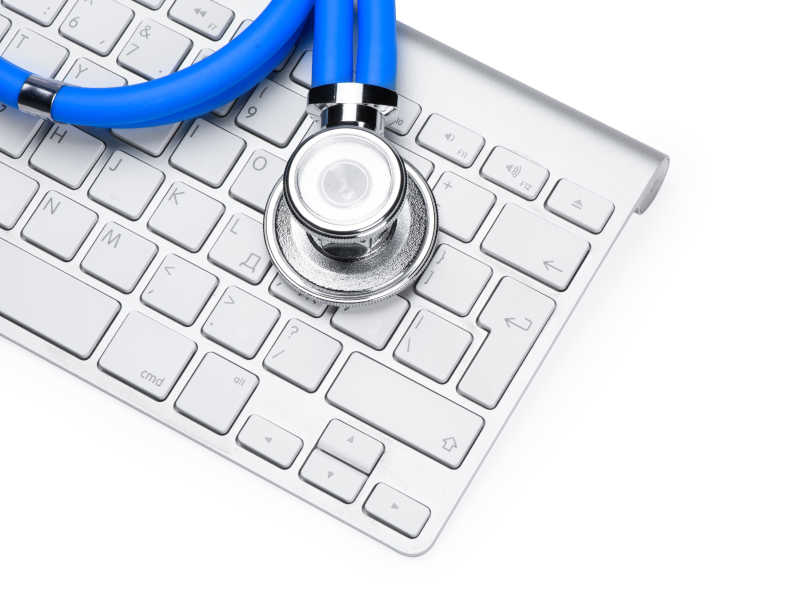 电脑键盘上放着听诊器
