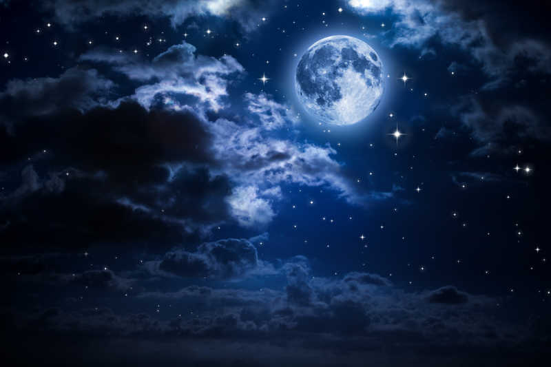夜晚的月亮与美丽的云
