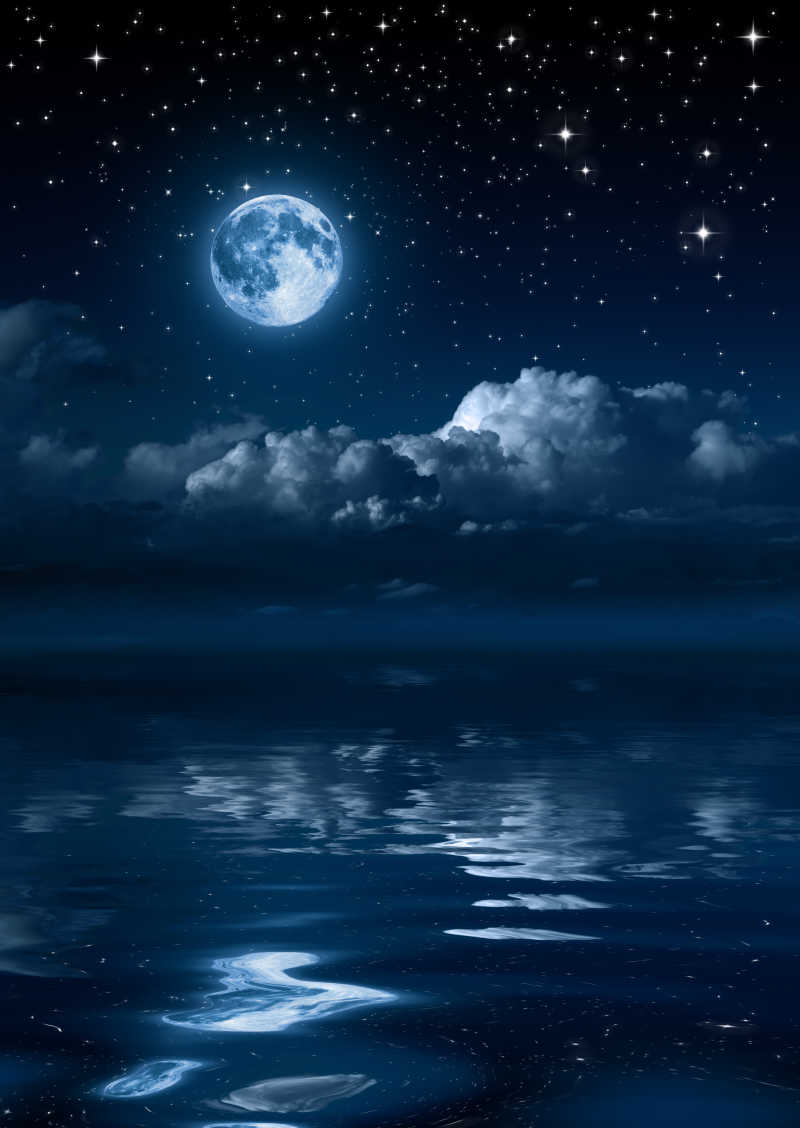 海上的云和月亮