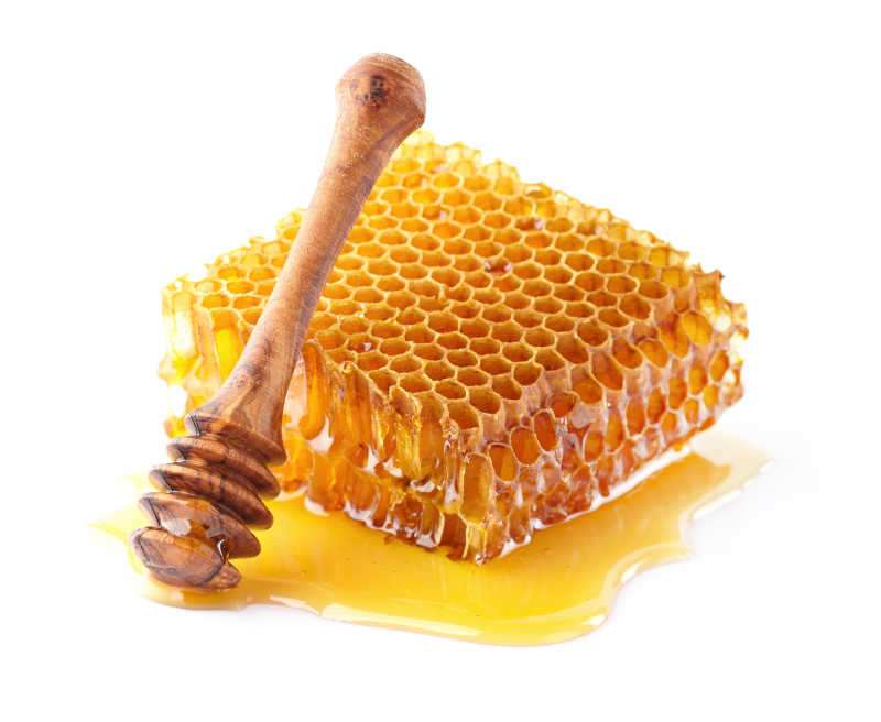 蜂巢蜜与木制勺子