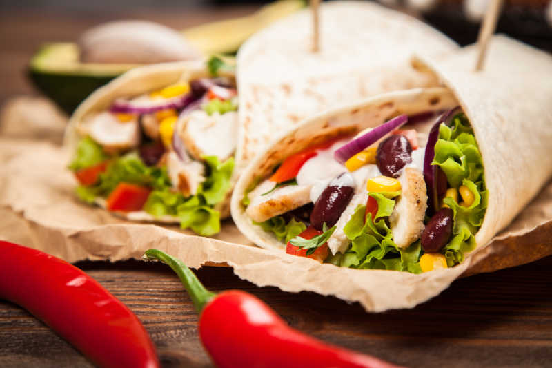 桌子上美味的鸡肉蔬菜卷饼