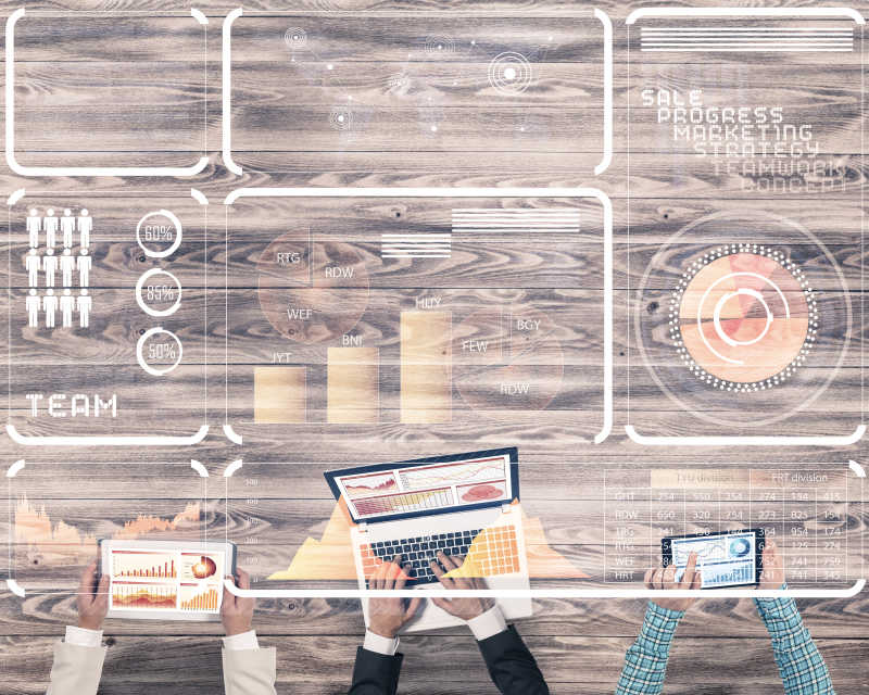 在桌子上使用计算机和平板办公的人