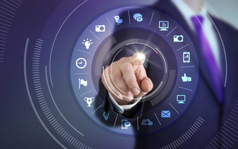 触摸虚拟屏幕的商人