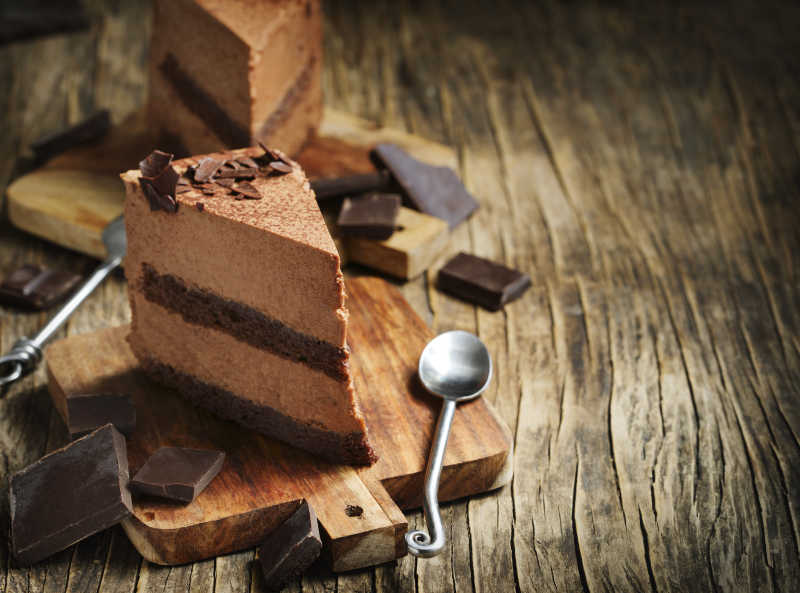 砧板上的巧克力蛋糕和勺子