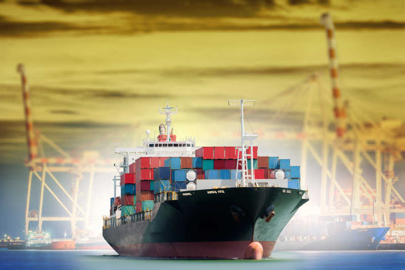 驶离港口的集装箱船