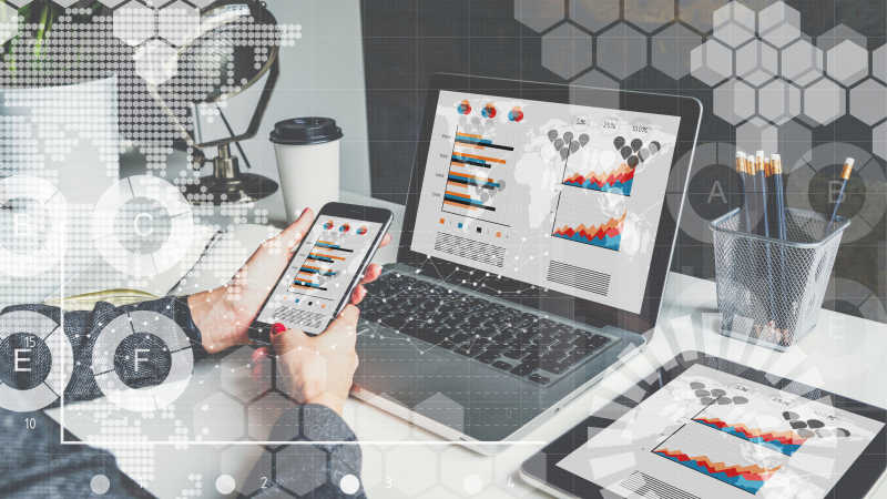 使用电脑平板和手机查看图表