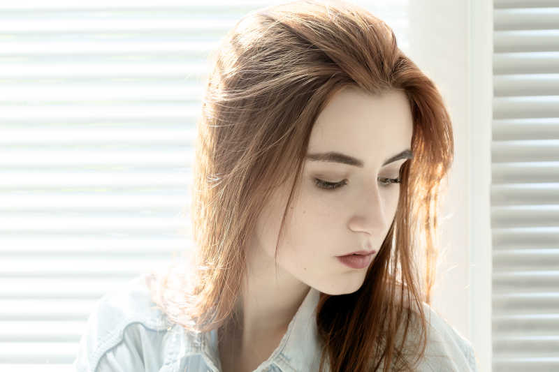 百叶窗旁边的漂亮美女