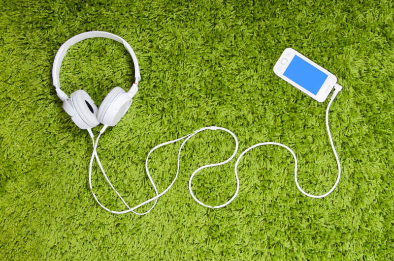 草坪上的手机和耳机