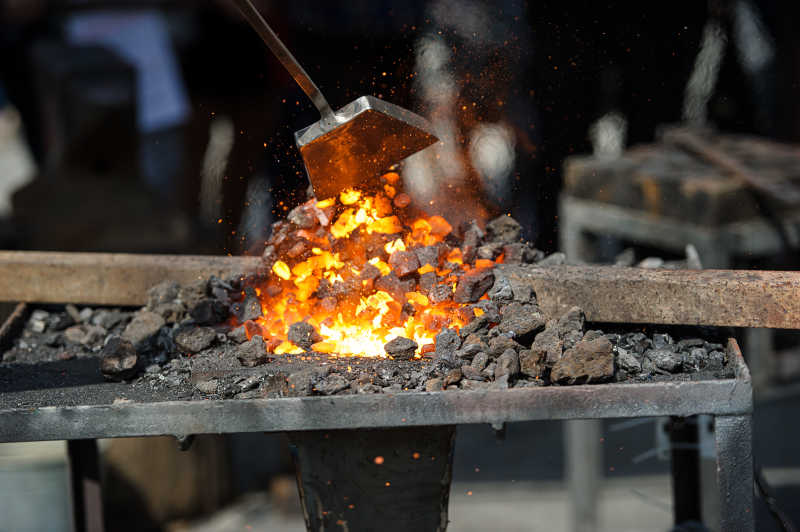 在铁匠铺中冶炼金属的工匠