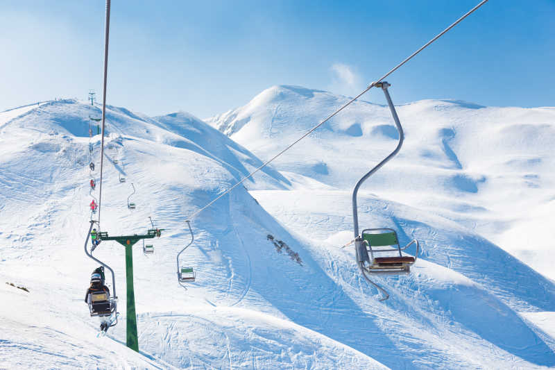 滑雪场坐着缆车欣赏雪景