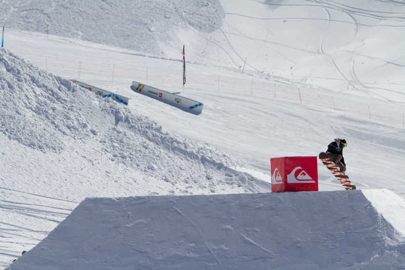 滑雪场的跳跃滑板