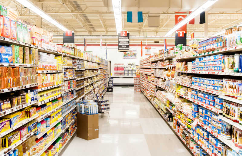 一家国际超市在芝加哥销售新鲜食品和冷冻食品