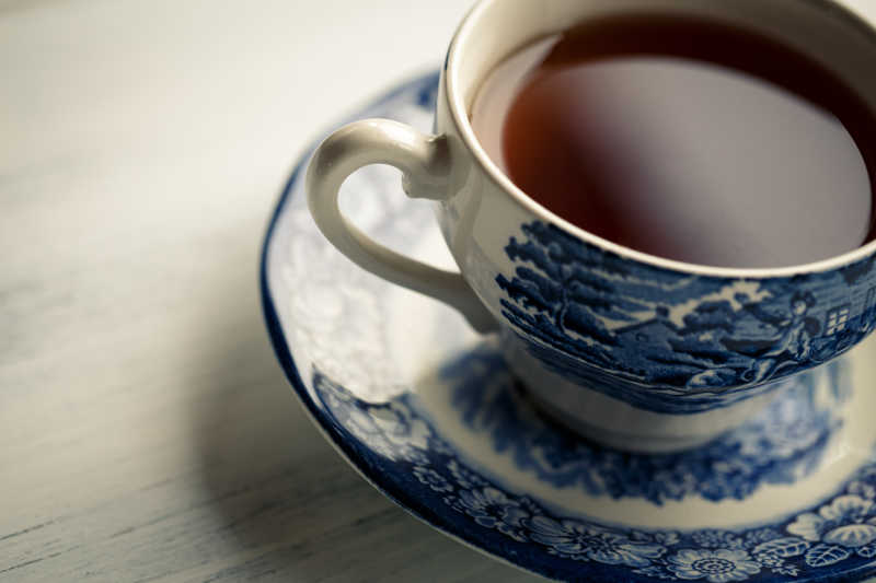 木桌上的茶和茶具
