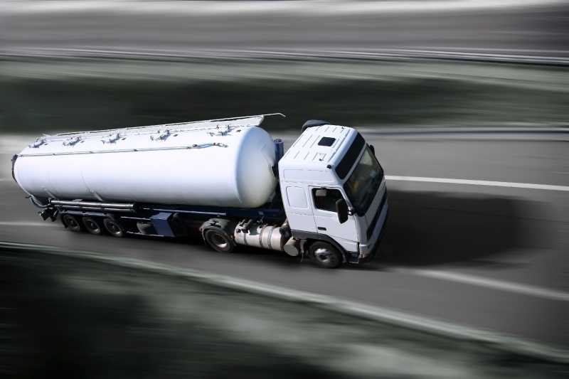 白色卡车在公路上