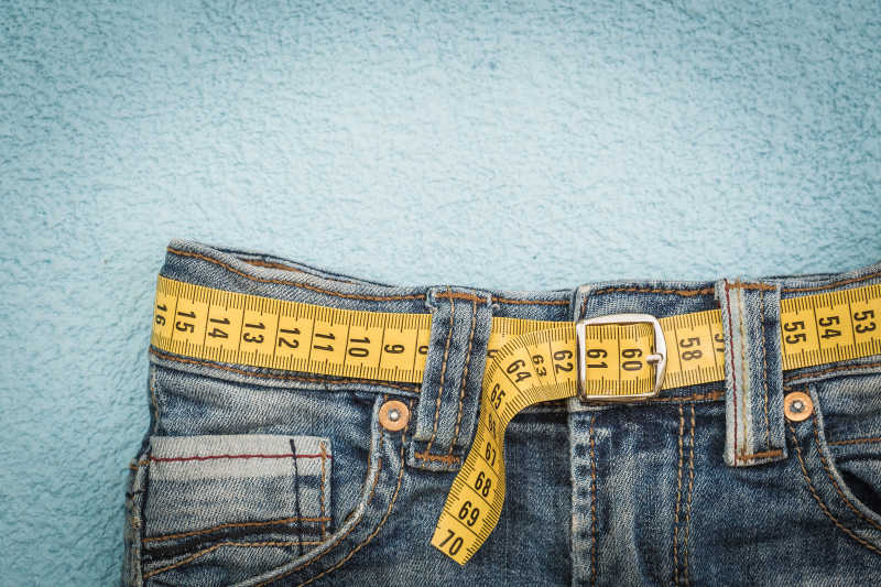 牛仔裤上的皮尺腰带