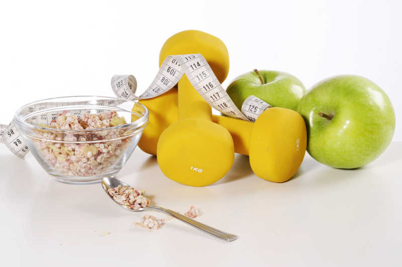 健康的早餐与体重和绿色的苹果