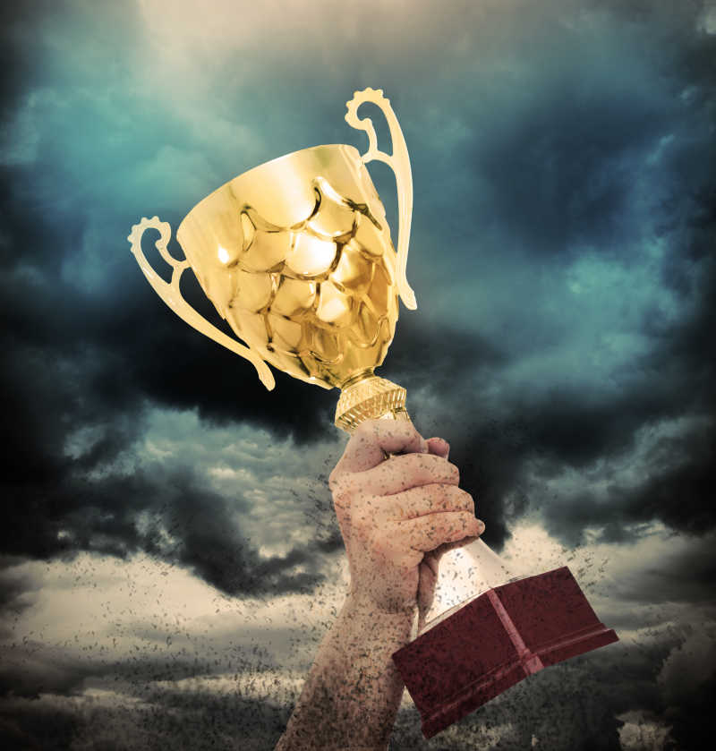 手中的奖杯挤压着闪电黑暗的天空