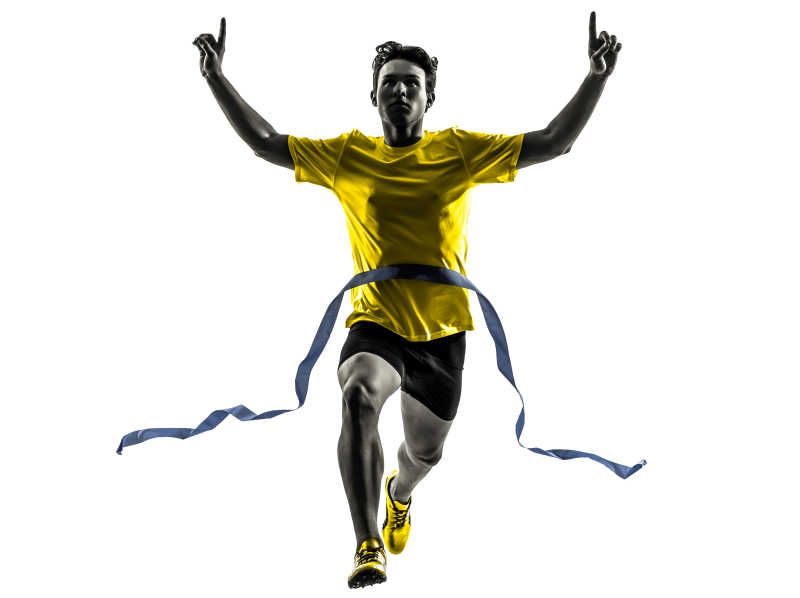 白色背景下短跑运动员获胜的姿势