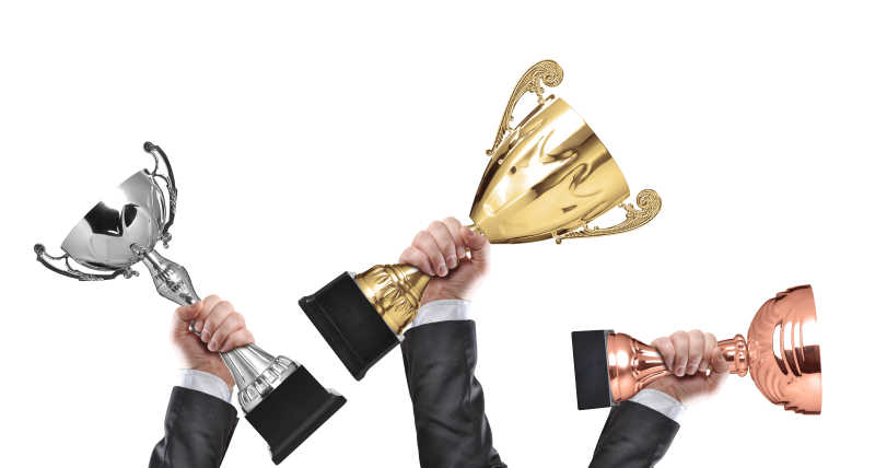 白色背景下冠军亚军季军的奖杯得主