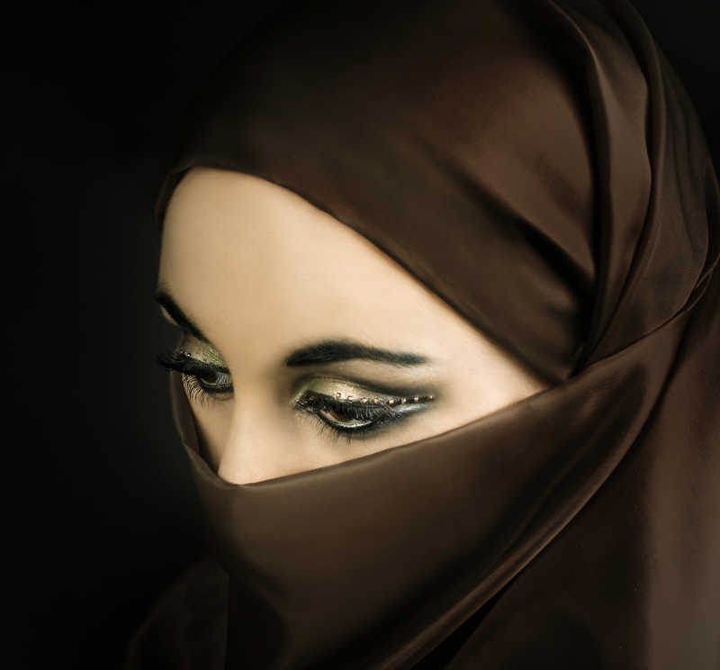 带着黑色头巾和面纱的年轻穆斯林女孩
