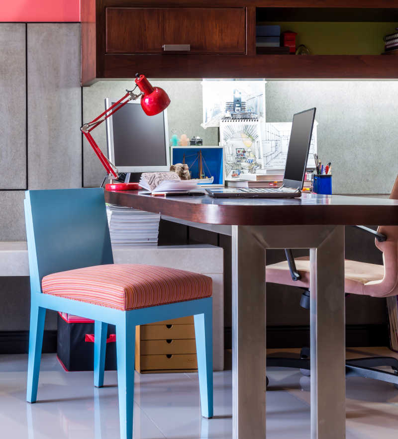 家庭办公桌与笔记本电脑