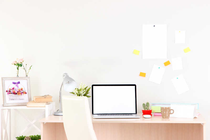 在家办公用笔记本电脑特写