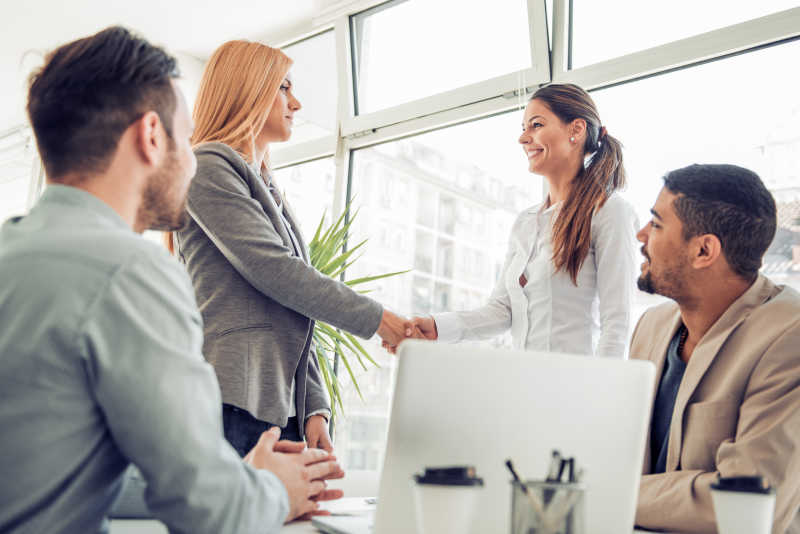 结束会议的生意人握手