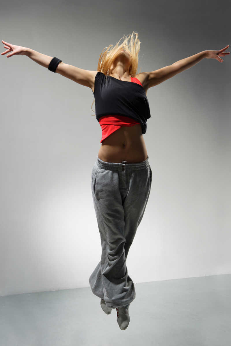 女舞者在空中跳跃