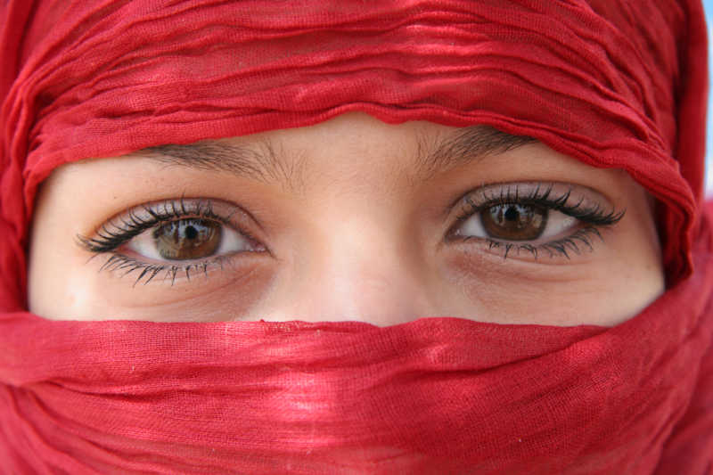 围着红色头巾的美女