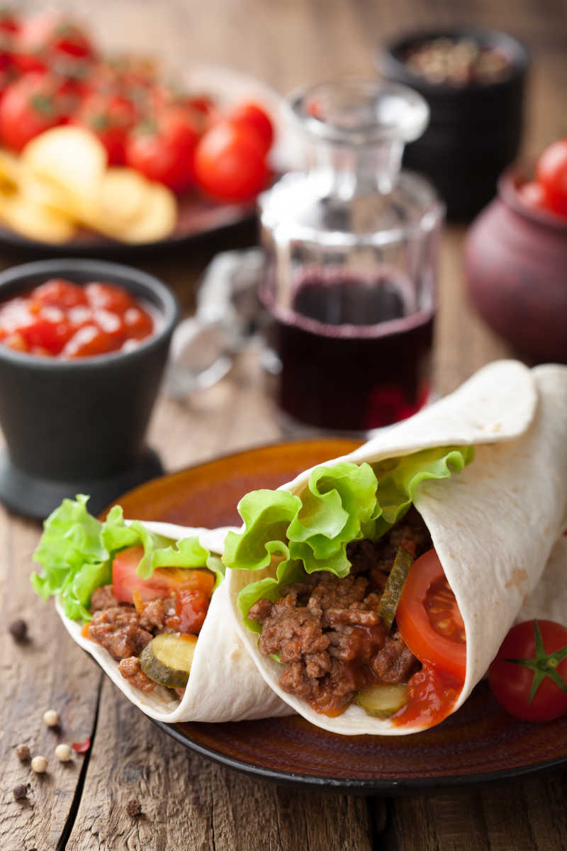 肉和蔬菜搭配的玉米饼卷