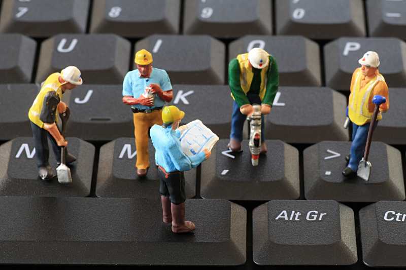 修理电脑的微型玩偶