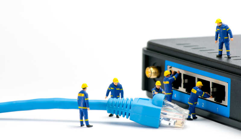技术人员玩偶连接网络电缆