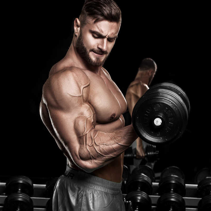 用哑铃健身的中年男人