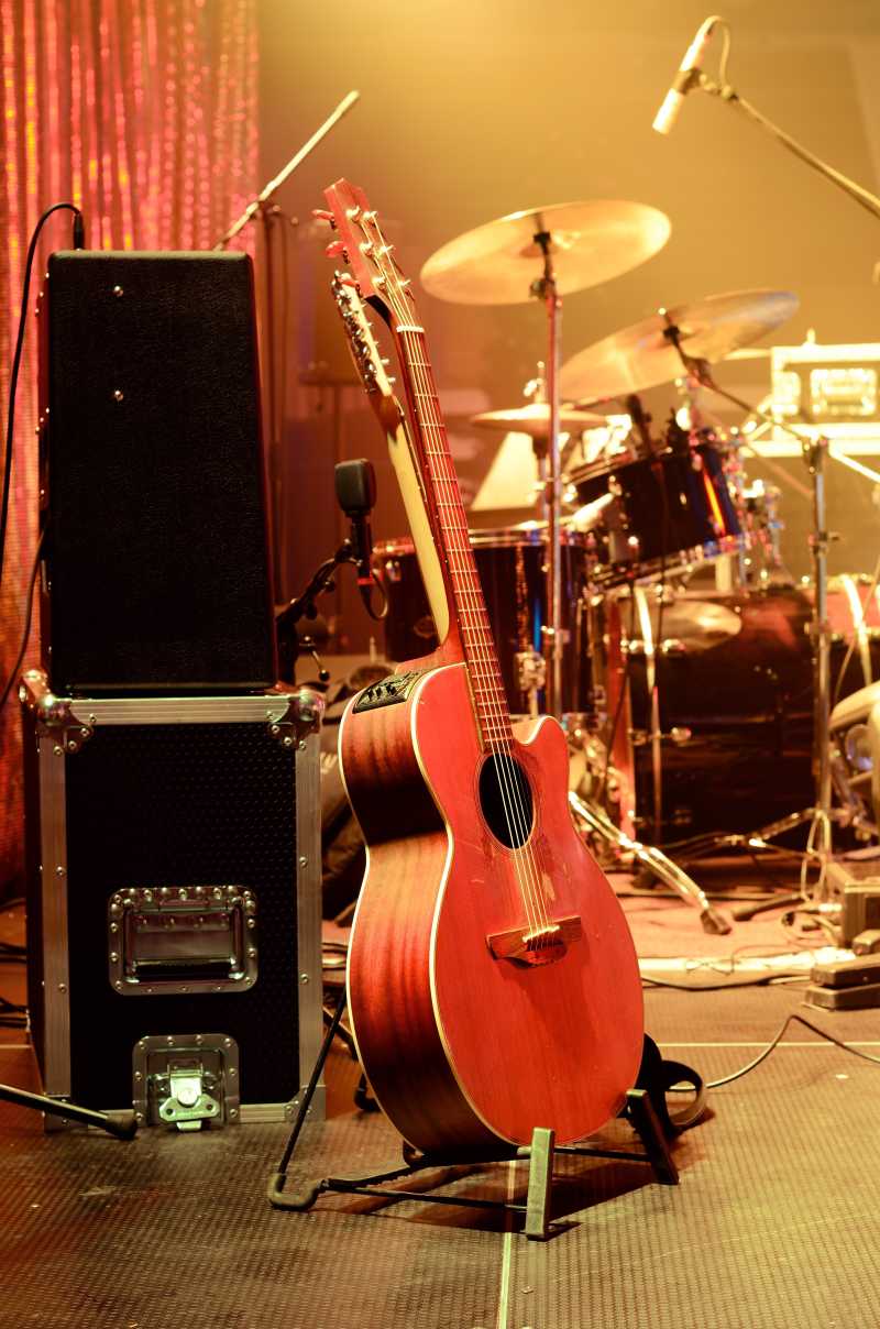 音乐会前舞台上的吉他和其他乐器