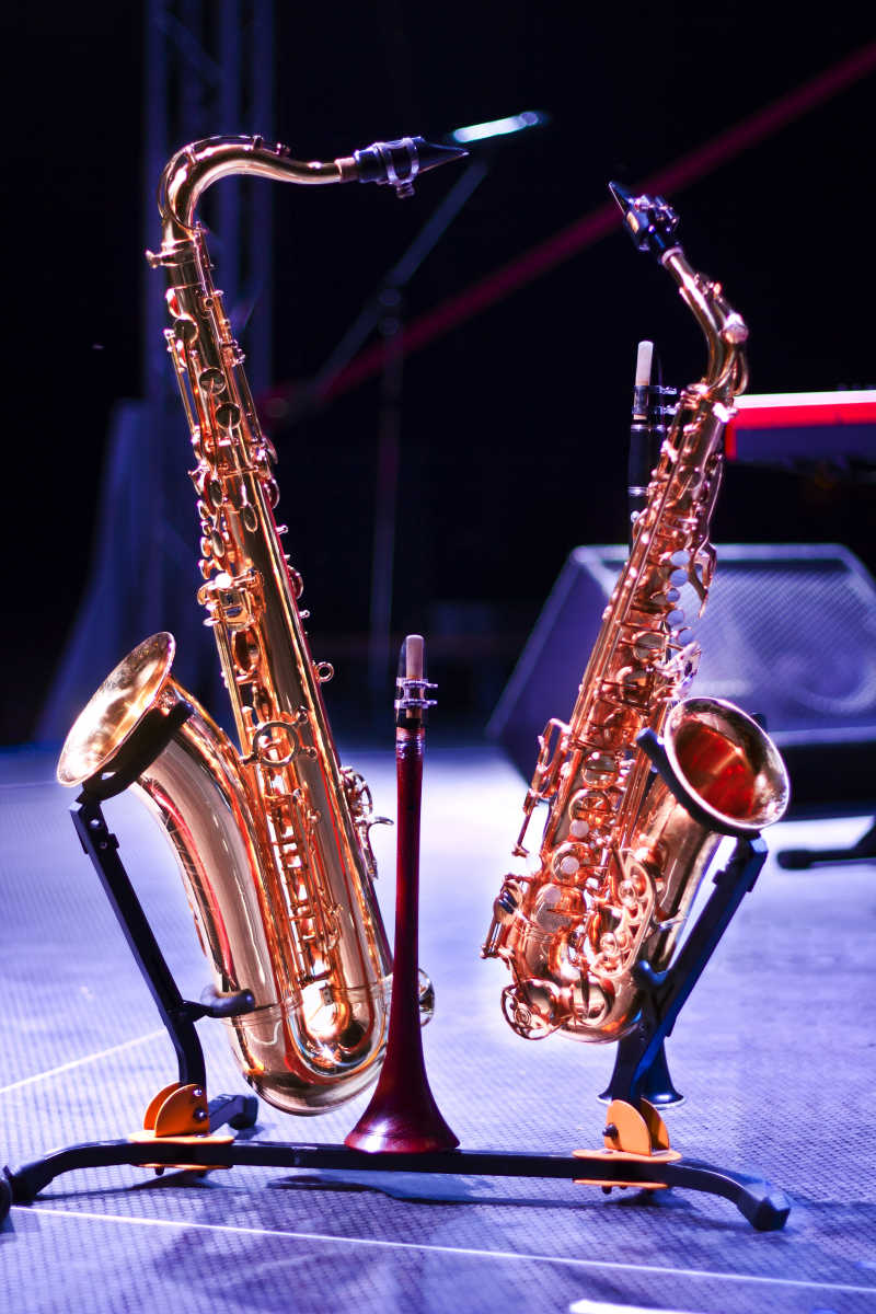 舞台上的两只金色的萨克斯管