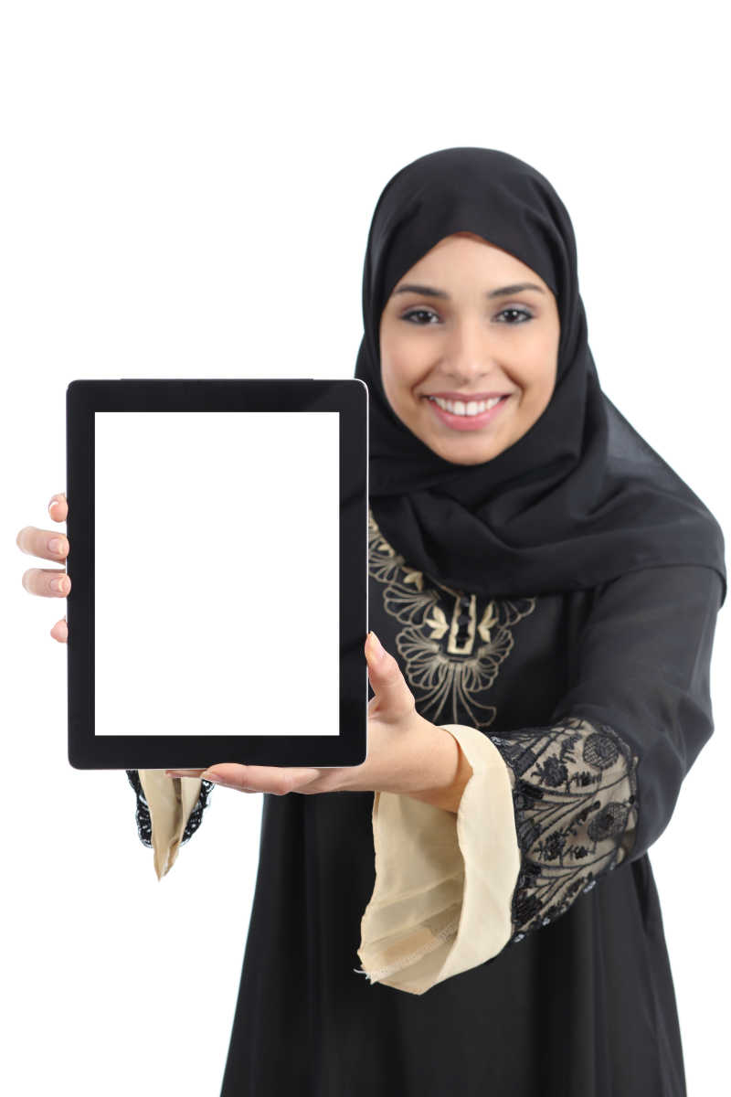酋长快乐的女人在白色背景下的平板屏幕上展示一个应用程序