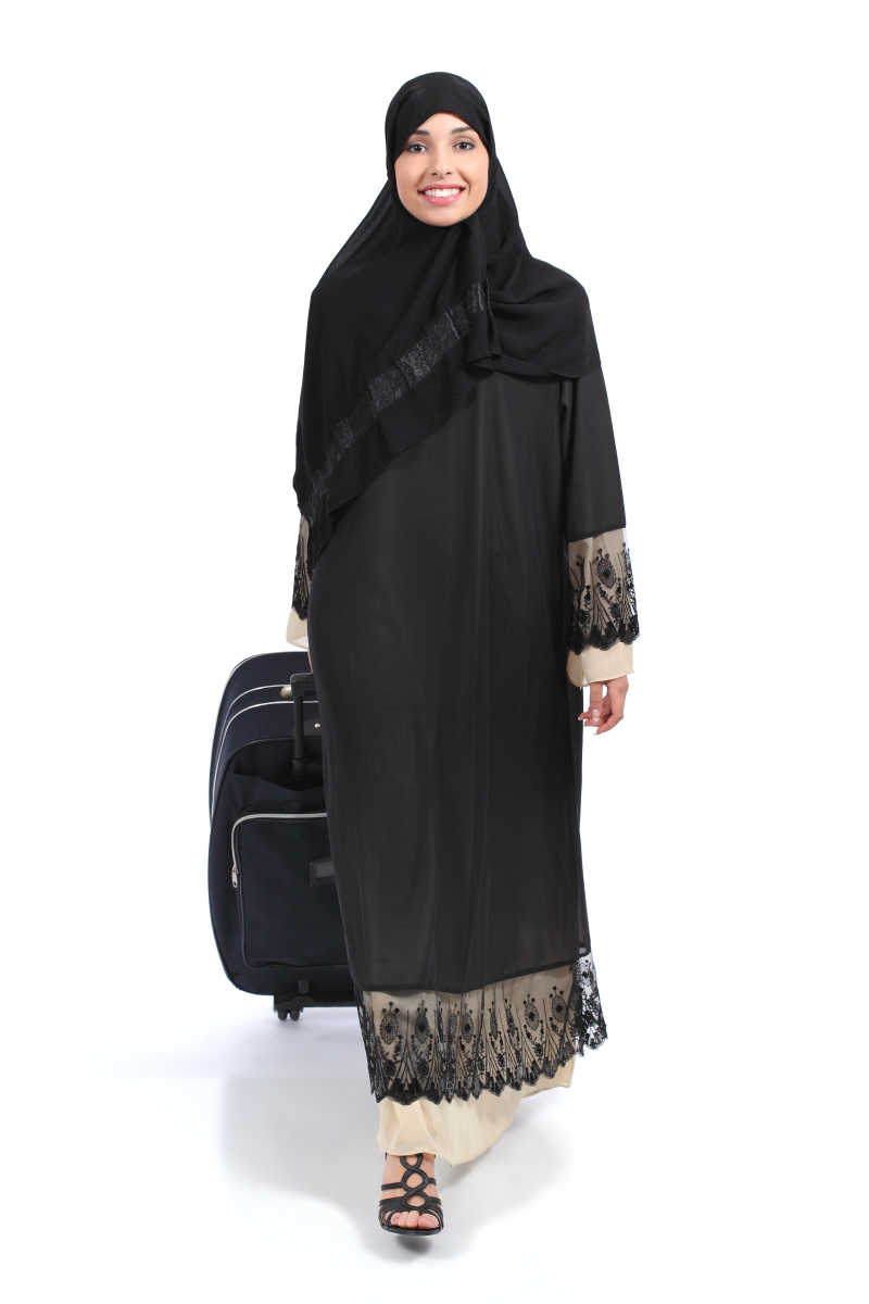 一个裔沙特妇女在白色背景下漫步的全身