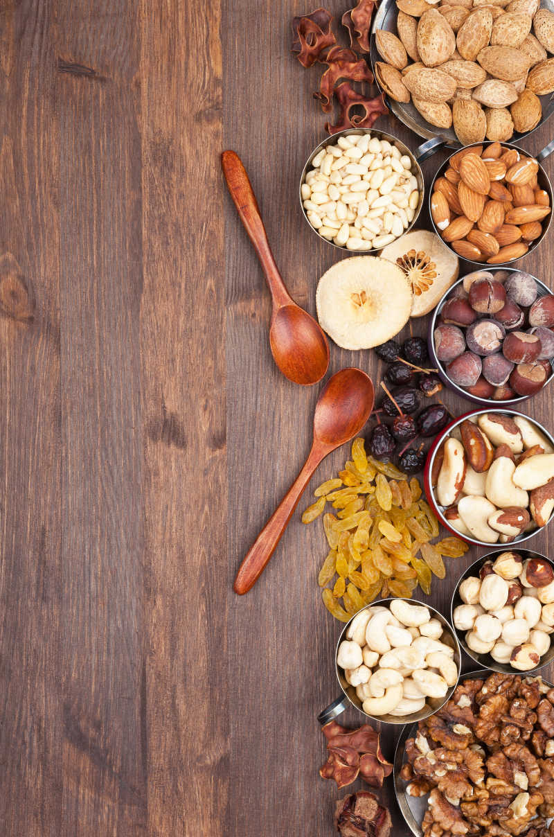 木材表面放着各类坚果