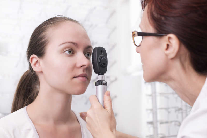 眼镜店女医生在给女孩做检查