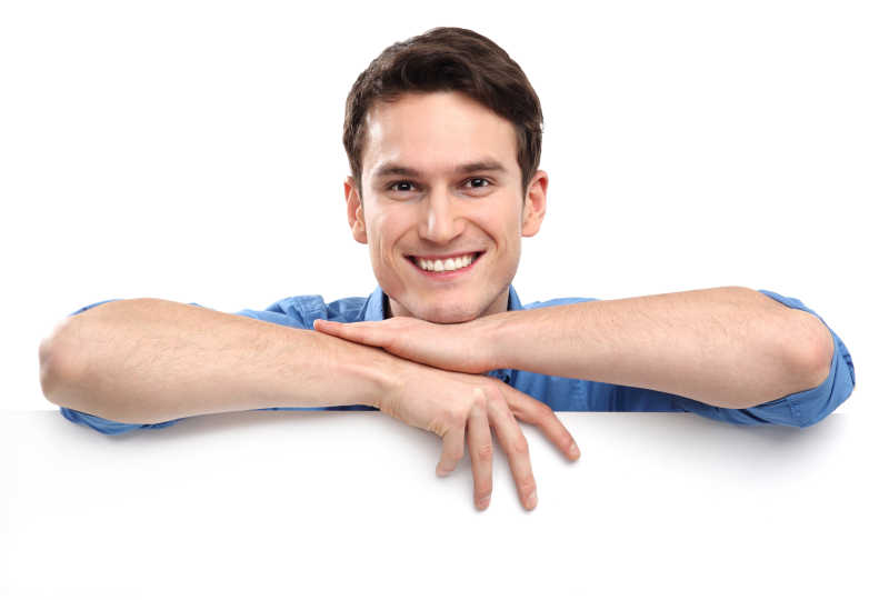 白色背景下男人看着镜头微笑