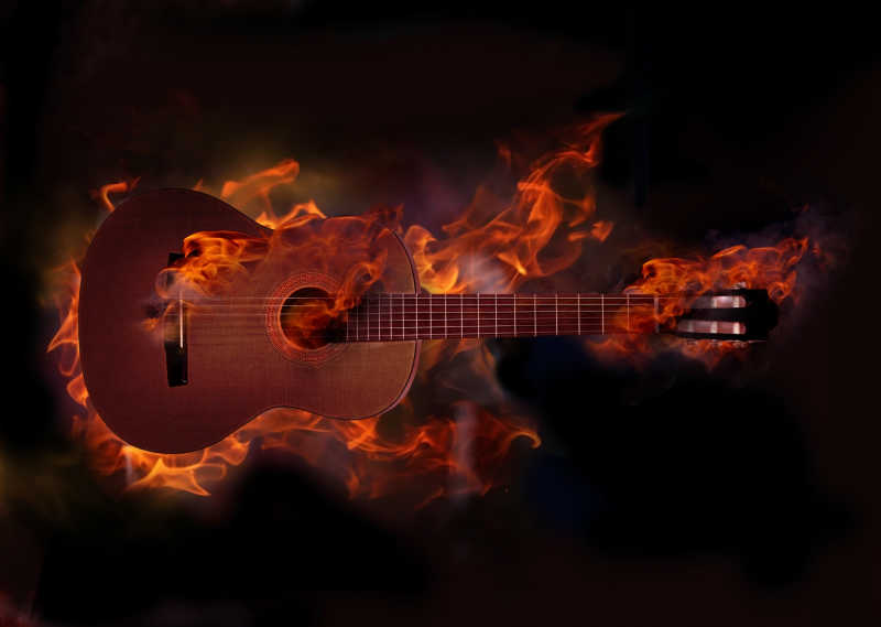 黑色背景下的燃烧的吉他概念