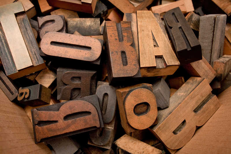 堆砌在一起的木制立体字母